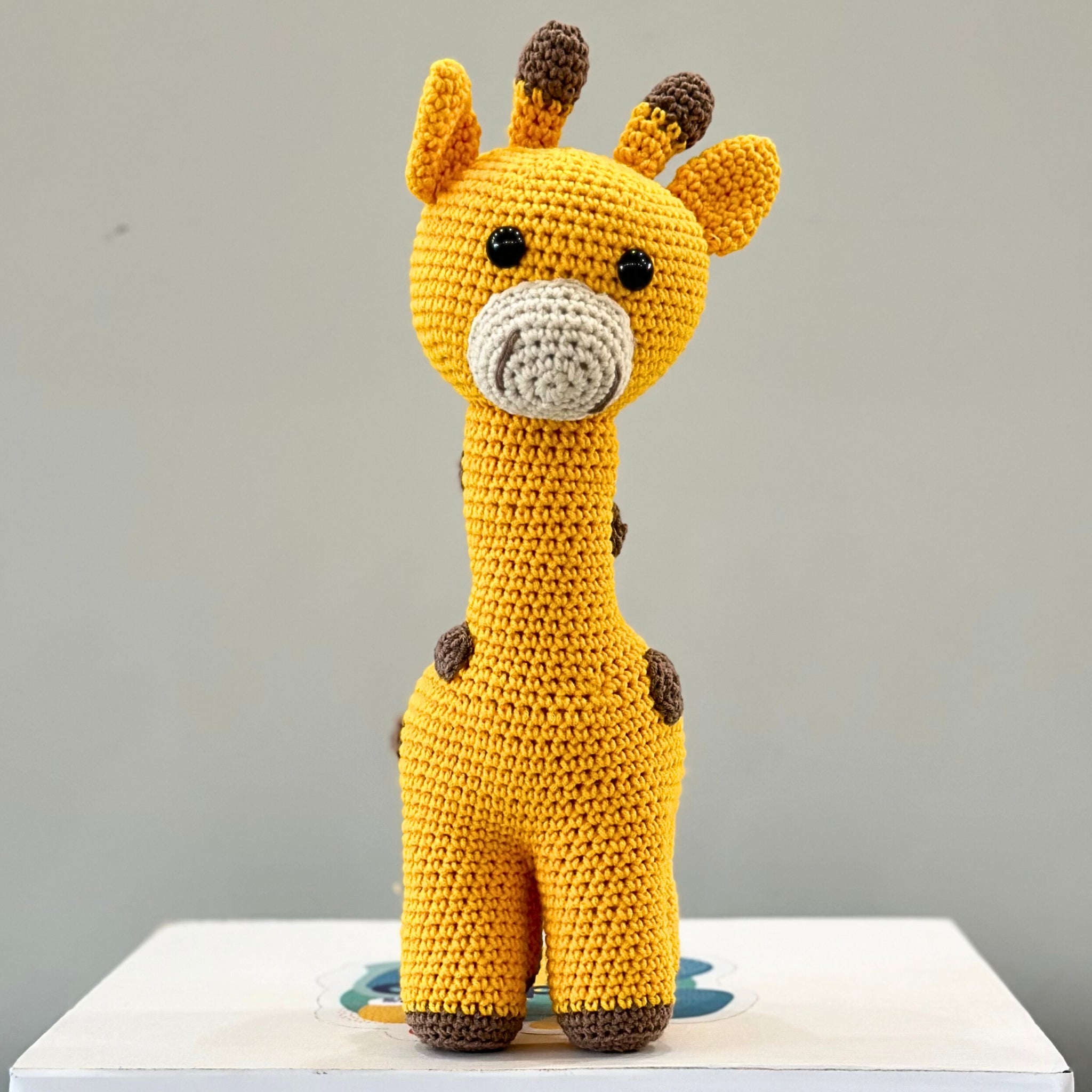 Голяма ръчно плетена играчка Жирафчето Кико, 32см