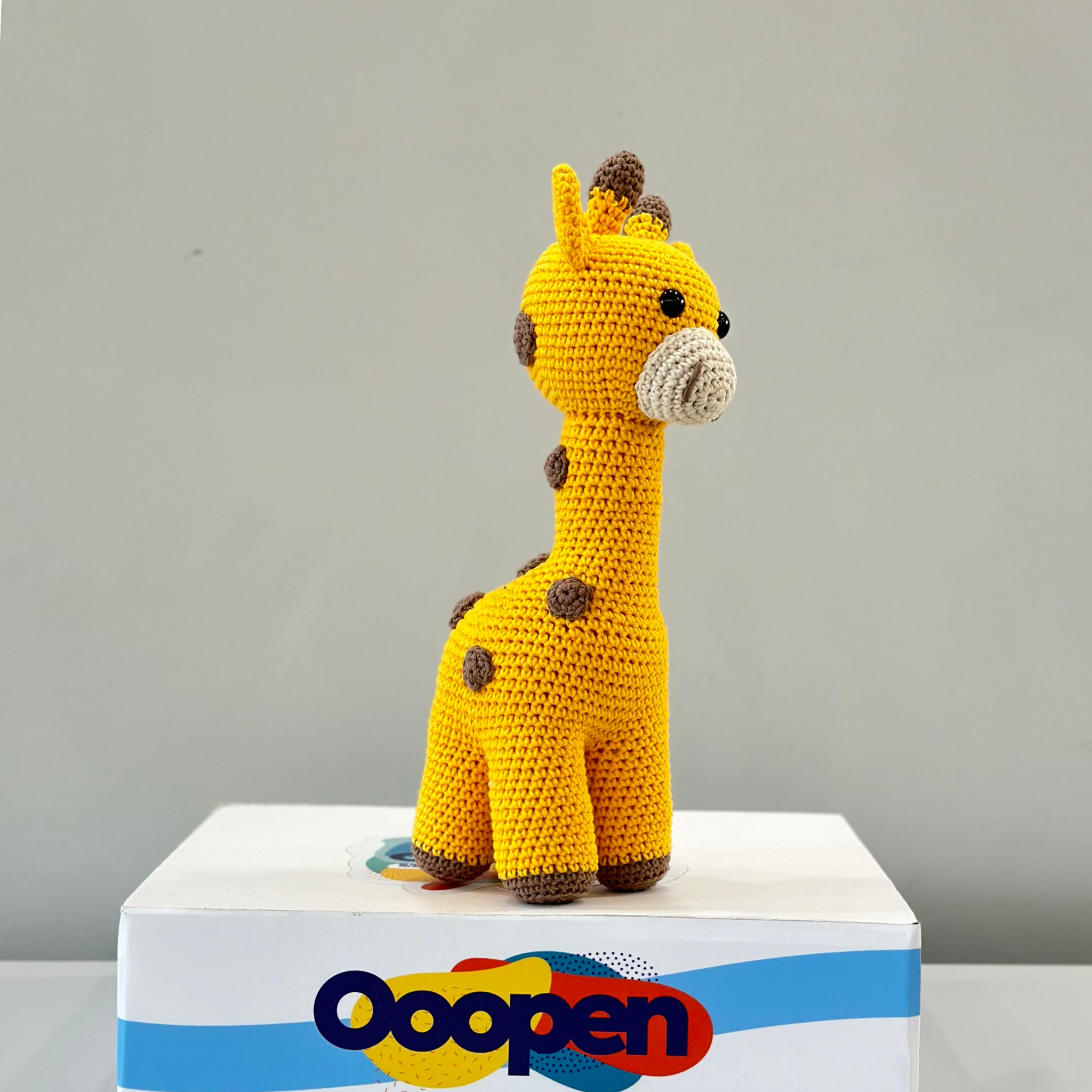 Голяма ръчно плетена играчка Жирафчето Кико, 32см