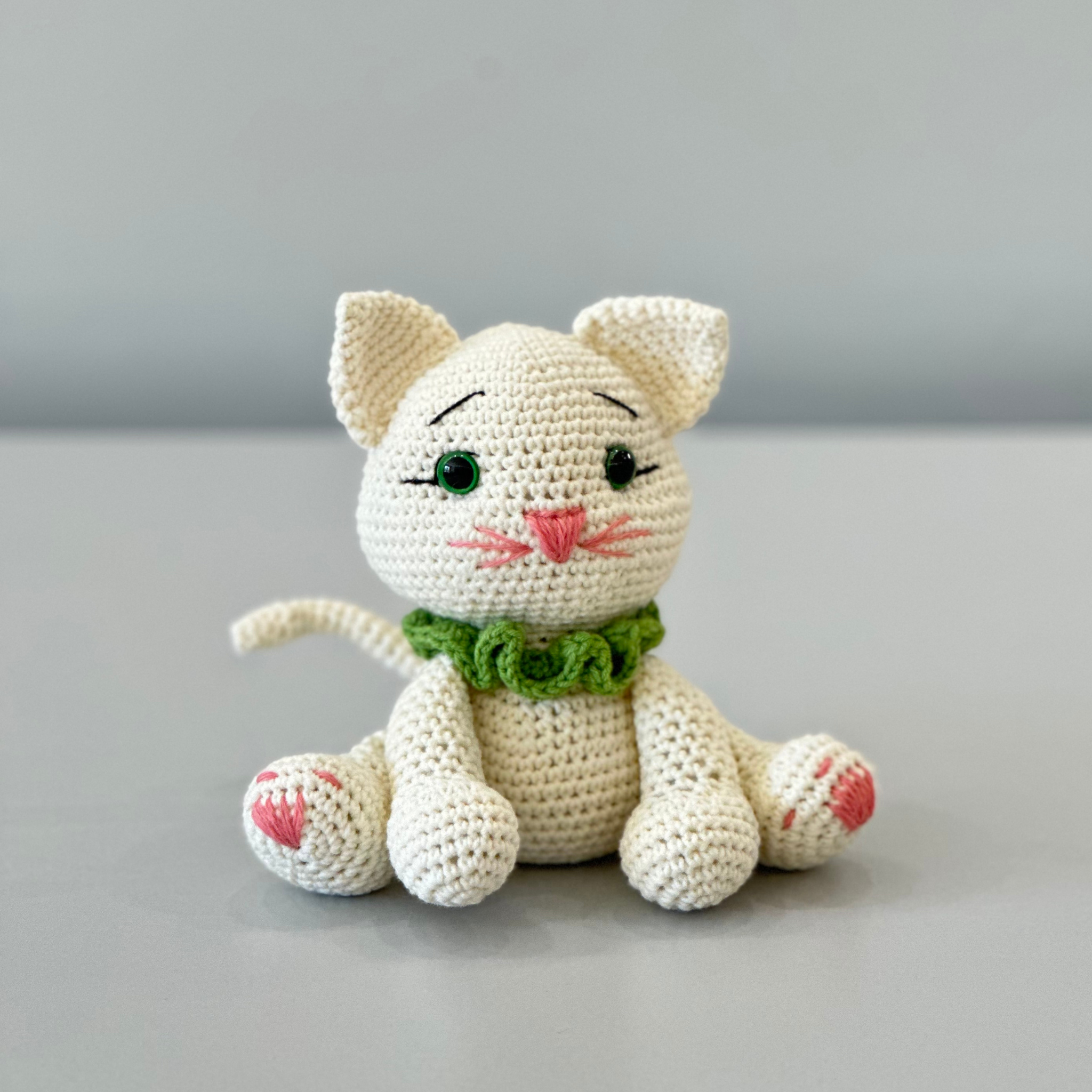 Ръчно плетена играчка Котенцето Луси, 16 см